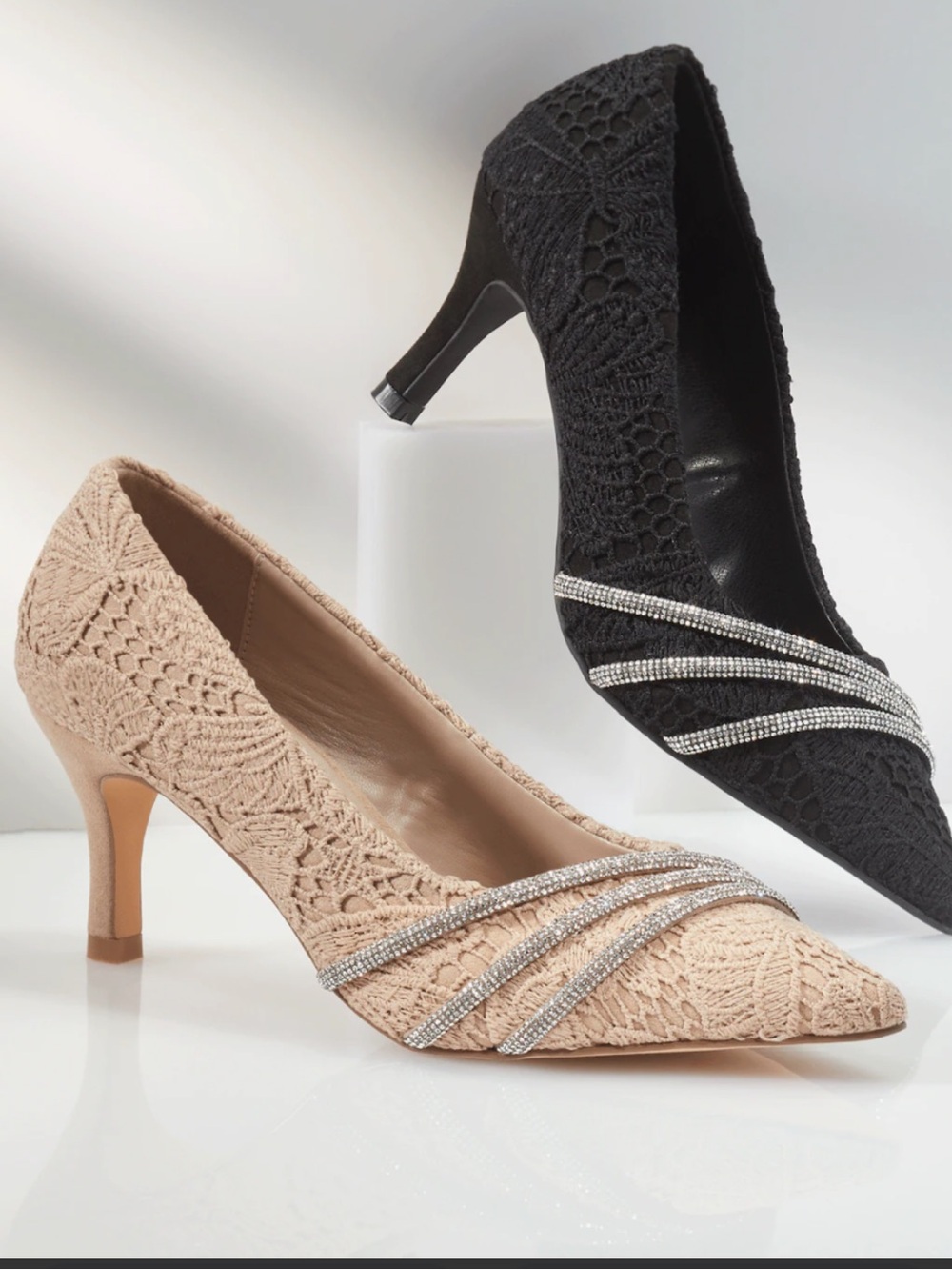 Lace Pump With Rhinestone Rope. - Picture 1 of 12